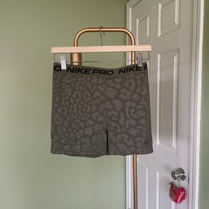 nike pro shorts in green leopard size medium